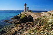 Le phare du Petit Minou est construit sur un &icirc;lot rocheux reli&eacute; au 
Fort du Petit Minou par un pont de pierre. Il borde la rade de Brest et fait face 
&agrave; la presqu'&icirc;le de Crozon.