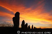 Ciel flamboyant au dessus des alignements de menhirs de Lagatjar sur la presqu'&icirc;le 
de Crozon.