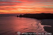 Coucher de soleil flamboyant sur la plage de Pen Hat et la pointe du Toulinguet. 
Presqu'&icirc;le de Crozon dans le Finist&egrave;re.