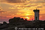 Coucher de soleil derri&egrave;re le phare de Tr&eacute;vignon dans le Finist&egrave;re sud.