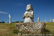 Le projet qui a l'ambition de r&eacute;aliser 1000 sculptures de tous les saints bretons se trouve &agrave; Carnoet dans un lieu appel&eacute; la vall&eacute;e des Saints bien qu'il se situe en fait sur une colline. Ici Saint Conogan.