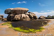 Enormes rochers de granit rose sur la plage du Coz Pors &agrave; Tregastel.