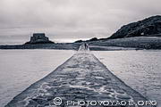 Passage &agrave; gu&eacute; pav&eacute; vers Le Grand B&eacute;, une &icirc;le 
inhabit&eacute;e situ&eacute;e au pied des remparts de Saint-Malo. Elle devient 
presqu'&icirc;le &agrave; mar&eacute;e basse et l'on peut ainsi y acc&eacute;der 
&agrave; pied depuis la plage de Bon-Secours.