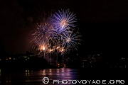 Feu d'artifice tir&eacute; depuis la plage de l'&Eacute;cluse &agrave; Dinard vu 
depuis les remparts de Saint-Malo.