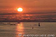 Coucher de soleil sur les &icirc;lots et les phares au large de Dinard et Saint Malo vu depuis les remparts de Saint-Malo.