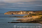 Cap Fr&eacute;hel vu depuis l'anse du Croc &agrave; Pl&eacute;venon. Le phare 
et le cap sont en fait situ&eacute;s plus loin derri&egrave;re la pointe du Jars qui s'avance dans la mer. La plage &agrave; l'avant plan s'appelle les Gr&egrave;ves d'en Bas.