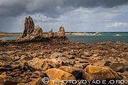 Aiguilles rocheuses &eacute;mergeant de l'anse de Pors Scaff &agrave; mar&eacute;e basse. Plougrescant dans les C&ocirc;tes d'Armor