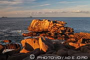 Empilement de rochers de granit rose au large du phare de Ploumanac'h. La couleur 
orang&eacute;e est amplifi&eacute;e par le soleil couchant.