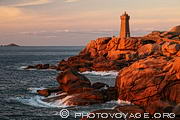 Coucher de soleil sur le phare de Ploumanac'h. Les rochers de granit rose deviennent rouges sous la lumi&egrave;re des derniers rayons.