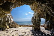 La pointe de Rulianec &agrave; Morgat est perc&eacute;e de nombreuses grottes marines accessibles &agrave; pied &agrave; mar&eacute;e basse. Presqu'&icirc;le 
de Crozon.