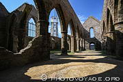 Nef centrale de l'abbaye Saint-Mathieu situ&eacute;e sur la pointe Saint-Mathieu 
dans le Finist&egrave;re. On aper&ccedil;oit le s&eacute;maphore entre les arches.
