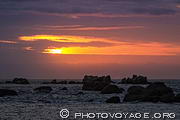 Coucher de soleil sur la C&ocirc;te des L&eacute;gendes et les dangereux rochers 
de Kerlouan.