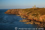 Vue sur le phare du cap Fr&eacute;hel depuis la pointe du Jas.
