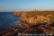 Pour admirer ce point de vue sur le cap Fr&eacute;hel et son phare, il faut faire 
un d&eacute;tour par la pointe du Jas au coucher du soleil. Les falaises sont 
tapiss&eacute;es de bruy&egrave;res et d'ajoncs.