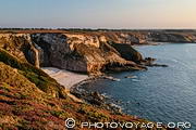Vue sur les falaises et les criques qui jalonnent le parcours du GR34 entre Pl&eacute;venon 
et le Cap Fr&eacute;hel.