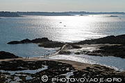 Passage &agrave; gu&eacute; entre l'&icirc;le du Petit B&eacute; et l'&icirc;le 
du Grand B&eacute; &agrave; mar&eacute;e basse. Ces deux &icirc;les se trouvent 
au large de Saint-Malo.