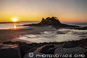 Coucher de soleil sur la plage du Guesclin et son fort. Mar&eacute;e basse.