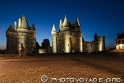 Château de Vitré à l'heure bleue. Au Moyen Âge, c'était un puissant château fort situé sur les marches de Bretagne en Ille-et-Vilaine.