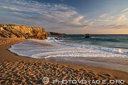 Vague s'&eacute;talant sur la plage de Port Blanc (ou Porz Guen) &agrave; Saint-Pierre-Quiberon le long de la C&ocirc;te Sauvage de Quiberon.