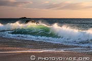 Vagues d&eacute;ferlant sur la plage de Port Blanc. C&ocirc;te Sauvage de Quiberon.