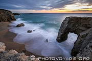 Plage de Port Blanc et son arche au cr&eacute;puscule. La pose longue donne aux vagues un aspect laiteux. Presqu'&icirc;le de Quiberon. Morbihan.