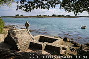 Fontaine Saint Cado sur l'&icirc;le de Saint Cado dans la ria d'Etel.