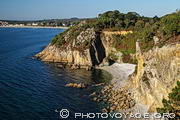 Pointe des grottes dans l'anse de Morgat vue depuis le sentier du menhir.