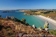 Vue vers l'&icirc;le de l'Aber et la pointe de Raguenez du haut des falaises de la pointe du Guern. Plage du Poul sur la droite. Presqu