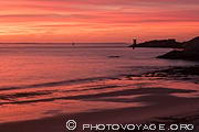 Coucher de soleil sur le phare de Kermorvan vu depuis la plage de Portez au Conquet. Finistère.