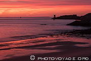 Plage de Portez et phare de Kermorvan au cr&eacute;puscule. Le Conquet. FInistère.