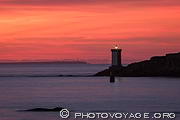 Phare de Kermorvan au cr&eacute;puscule vu du Conquet. Dans le fond on distingue l'&icirc;le de Mol&egrave;ne et encore plus loin Ouessant.