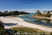 La plage de Penfoul est situ&eacute;e au d&eacute;but de la route touristique 
entre Argenton et Kersaint, sur la commune de Landunvez.