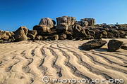 Les rides dans le sable laiss&eacute;es par la mar&eacute;e basse donnent des allures de d&eacute;sert &agrave; la crique du C'hi Du pr&egrave;s du village 
de M&eacute;n&eacute;ham. Kerlouan dans le Finist&egrave;re.