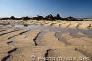 Rides dans le sable sur la plage de Kernic à marée basse. Plouescat dans le Finistère.