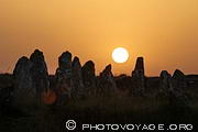 Coucher de soleil sur les menhirs composant l'alignement de Lagatjar entre Camaret-sur-Mer 
et la pointe de Pen Hir.