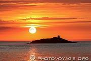 Coucher de soleil sur l'&icirc;lot Saint Michel au large d'Erquy vu depuis Sables-dOr-les-Pins.
