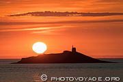 Coucher de soleil sur la chapelle Saint Michel situ&eacute;e sur un &icirc;lot 
au large d'Erquy.