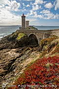 Le phare du Petit Minou est relié au Fort du Petit Minou par un pont de pierre. Le phare est destiné à guider les bateaux alors que le fort servait à défendre l'entrée de la rade de Brest.