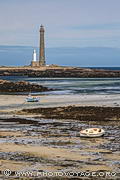 Le phare de l'Île Vierge a été construit entre 1897 et 1902. Avec une hauteur de 82,5 m, il est le plus haut phare d'Europe et le plus haut phare en pierre de taille du monde. Son rayon lumineux balaie le nord du 
Finistère à 52 km à la ronde. La tour carrée de 33 
mètres qui se trouve à ses pieds est l'ancien phare.