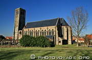 &eacute;glise Notre Dame de Damme et sa tour plate qui domine les polders