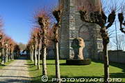 place de l'église Notre Dame à Damme et sculpture "Regard de Lumière" - Kerkplein <br>(photo publiée avec l'aimable autorisation du sculpteur Charles Delporte)