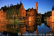 Quai du Rosaire - Rozenhoedkaai - la vue la plus célèbre de Bruges 
à l'heure bleue