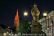 statue ornant le pont du Rozenhoedkaai et église Notre Dame - vue de nuit