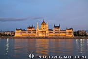 le magnifique bâtiment du Parlement est situé au bord du Danube