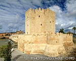 La tour de la Calahorra est une  porte fortifiée érigée par les Almohades au XIIe siècle pour défendre le pont romain de Cordoue. Elle est située sur 
la rive gauche du Guadalquivir.