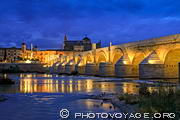A la tombée de la nuit, la ville de Cordoue s'illumine. L'éclairage 
nocturne met joliment en valeur le pont romain dont les lumières se reflètent 
dans le Guadalquivir.