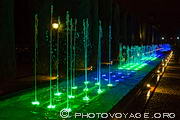 Jets d'eau bleus et verts lors du spectacle nocturne qui a lieu dans les jardins de l'Alcazar 
des Rois chrétiens de  Cordoue.