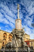 Monument érigé à la gloire de San Rafael devant la façade 
sud de la mosquée cathédrale décorée d'arcades superposées.