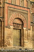 Gros plan sur la porte de San Ildefonso une des 4 portes de al-Hakam II. Elle fut percée dans  la façade occidentale de la Mezquita cathédrale.