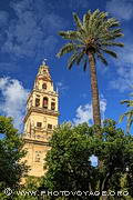 Le campanile de la cathédrale de Cordoue est construit autour de l'ancien 
minaret d'Abderrahman III. Il domine la cour des orangers.